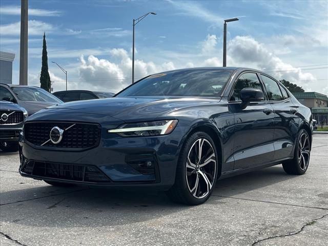 2024 Volvo S60 Plus Dark Theme