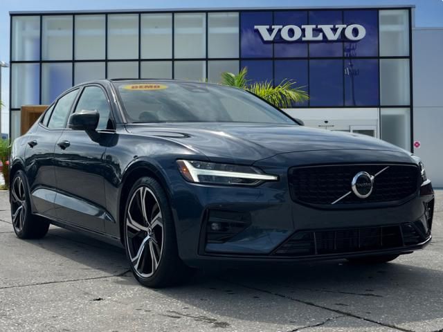 2024 Volvo S60 Plus Dark Theme