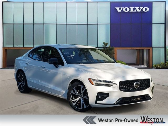 2024 Volvo S60 Plus Dark Theme