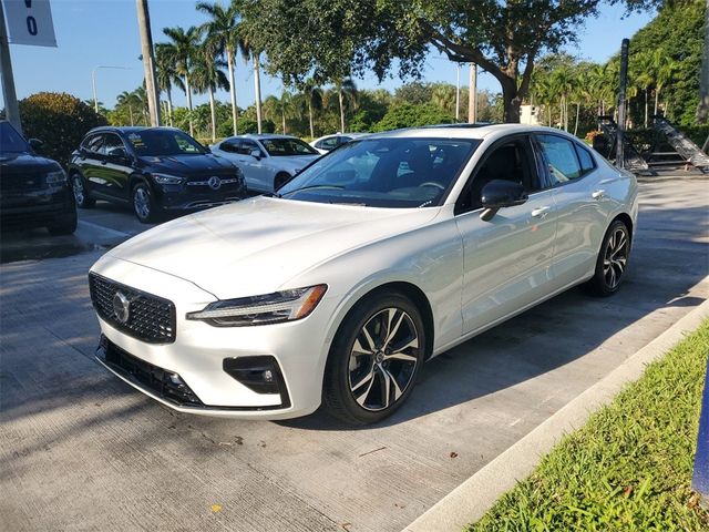 2024 Volvo S60 Plus Dark Theme