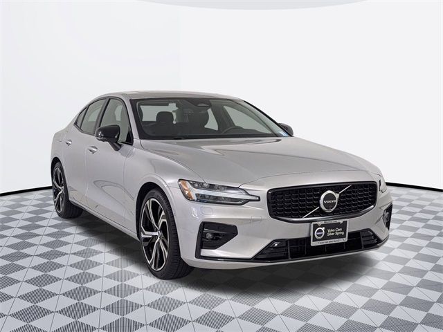 2024 Volvo S60 Plus Dark Theme