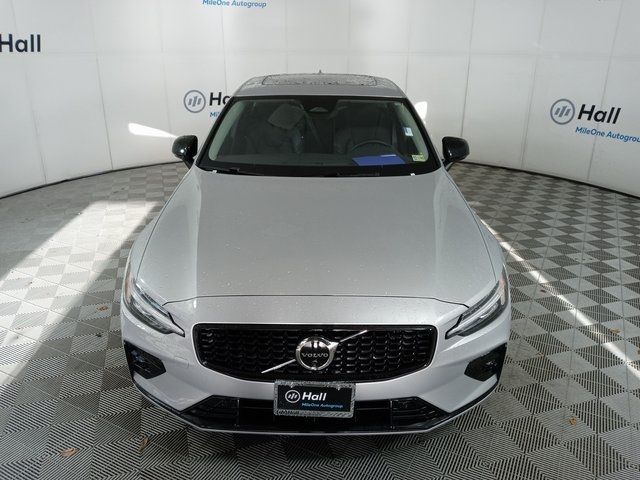 2024 Volvo S60 Plus Dark Theme