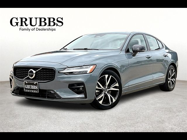 2024 Volvo S60 Plus Dark Theme