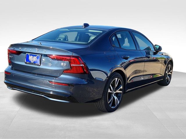 2024 Volvo S60 Plus Dark Theme