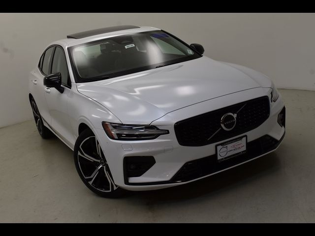 2024 Volvo S60 Plus Dark Theme