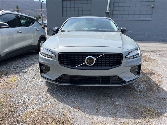 2024 Volvo S60 Plus Dark Theme