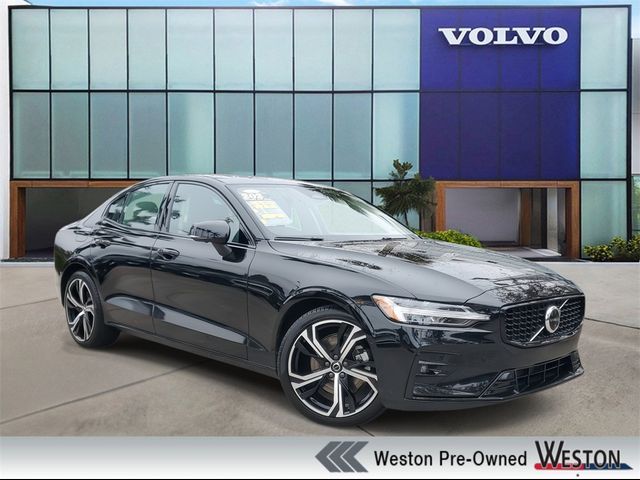 2024 Volvo S60 Plus Dark Theme