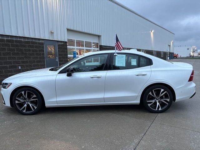 2024 Volvo S60 Plus Dark Theme