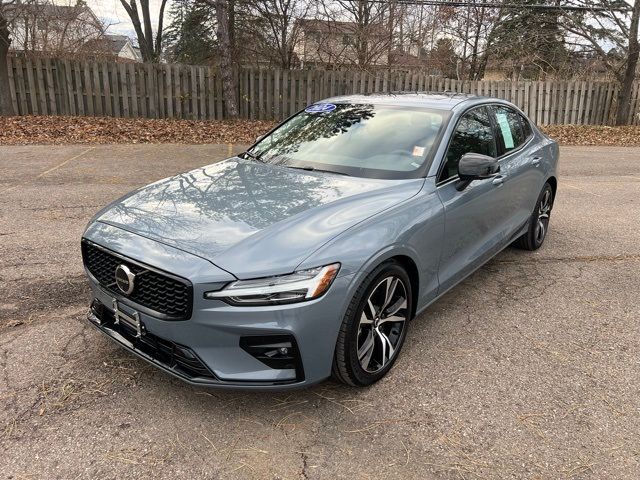 2024 Volvo S60 Plus Dark Theme