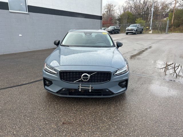 2024 Volvo S60 Plus Dark Theme