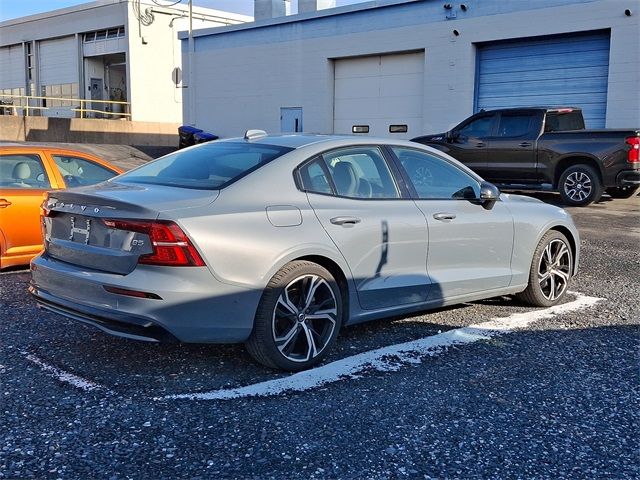 2024 Volvo S60 Plus Dark Theme