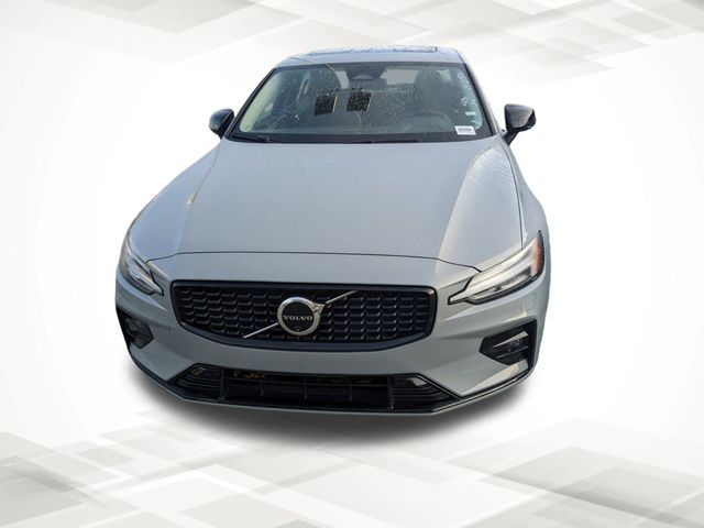 2024 Volvo S60 Plus Dark Theme