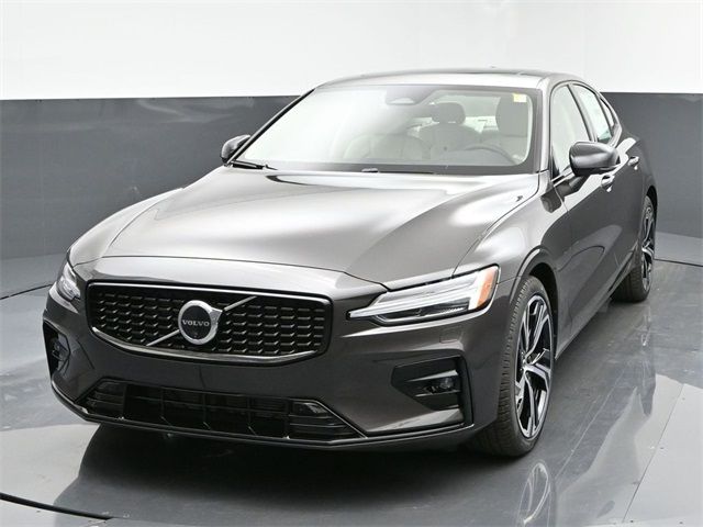 2024 Volvo S60 Plus Dark Theme