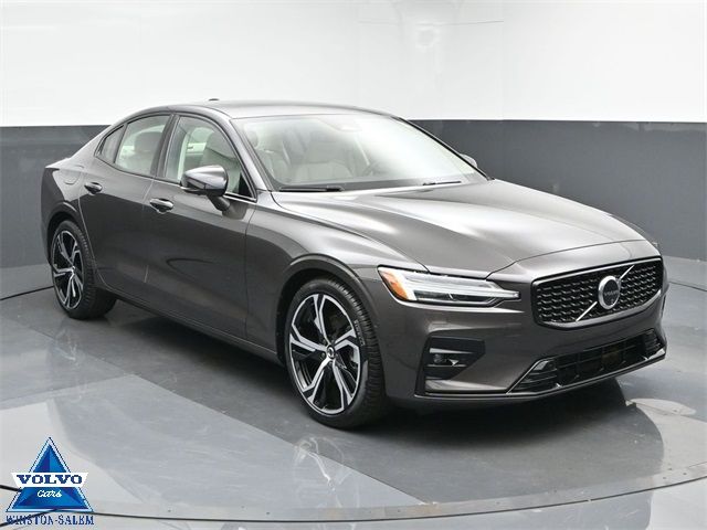 2024 Volvo S60 Plus Dark Theme