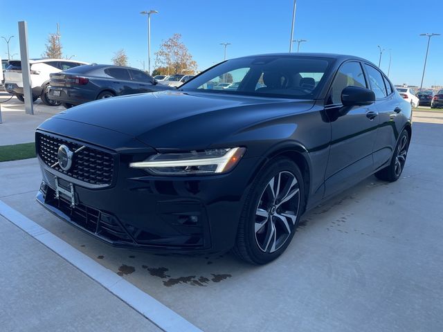 2024 Volvo S60 Plus Dark Theme