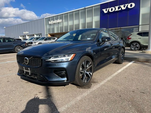 2024 Volvo S60 Plus Dark Theme