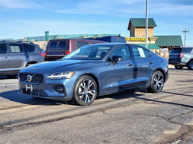 2024 Volvo S60 Plus Dark Theme