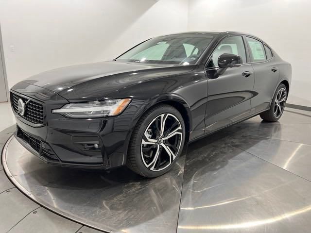 2024 Volvo S60 Plus Dark Theme