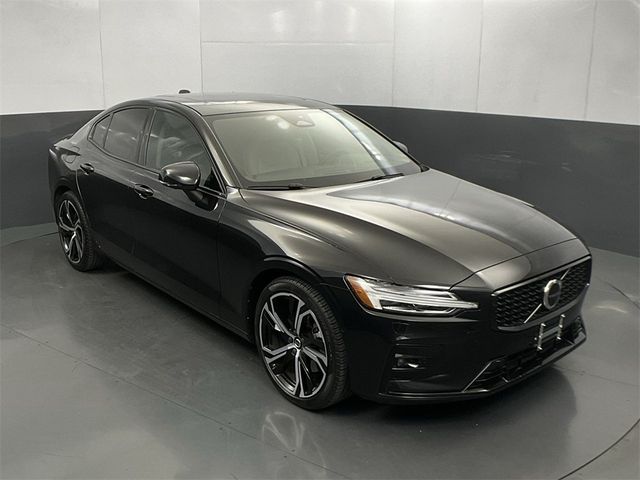 2024 Volvo S60 Plus Dark Theme