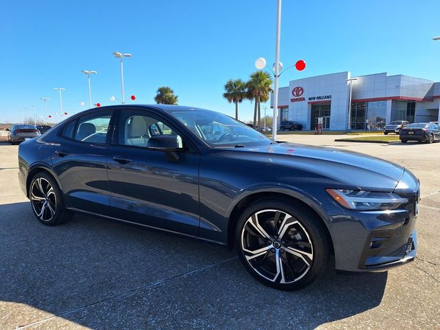 2024 Volvo S60 Plus Dark Theme