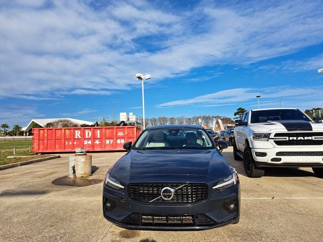2024 Volvo S60 Plus Dark Theme