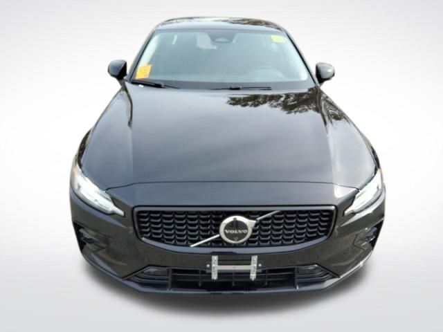 2024 Volvo S60 Plus Dark Theme