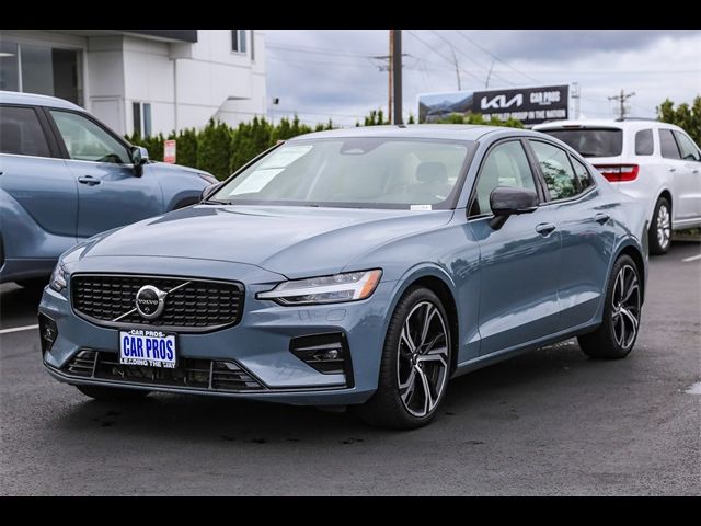 2024 Volvo S60 Plus Dark Theme