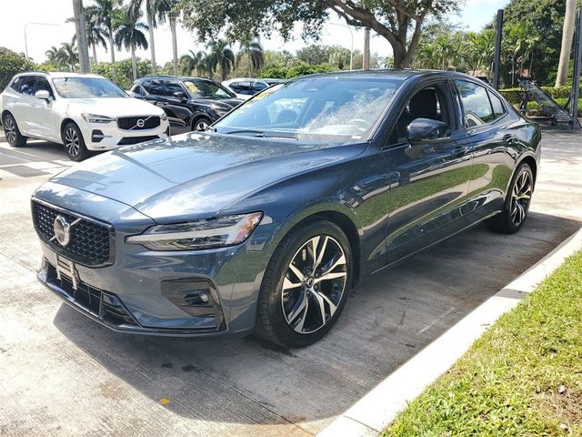 2024 Volvo S60 Plus Dark Theme