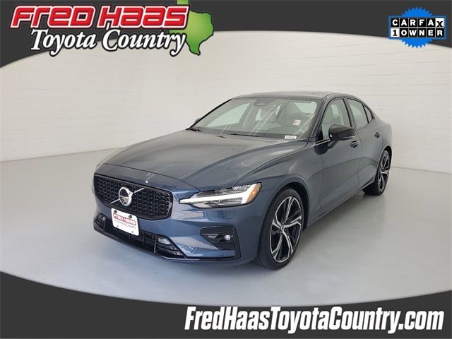 2024 Volvo S60 Plus Dark Theme