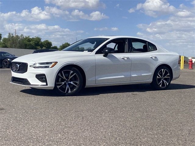 2024 Volvo S60 Plus Dark Theme