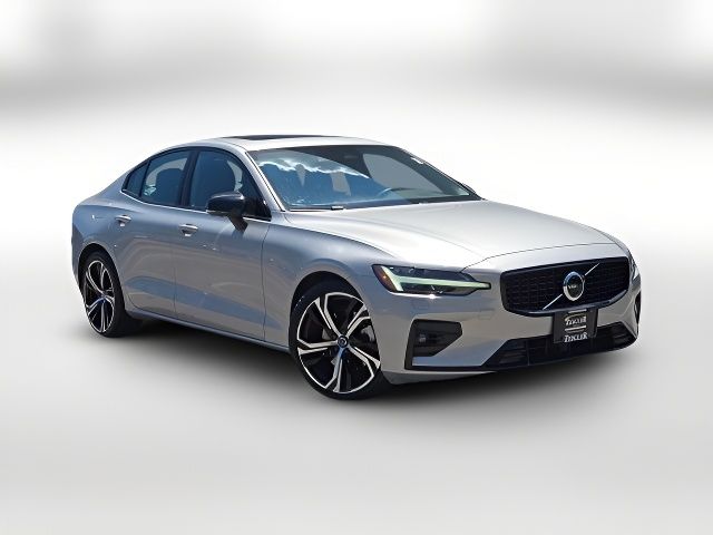 2024 Volvo S60 Plus Dark Theme