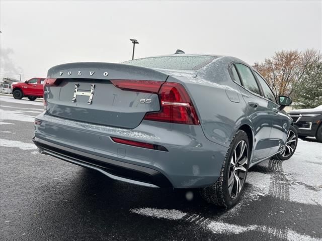 2024 Volvo S60 Plus Dark Theme