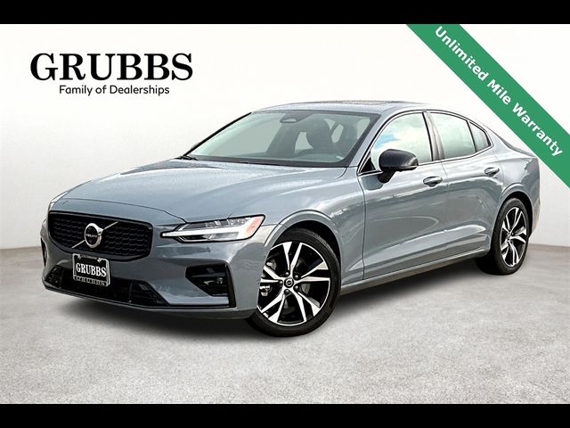 2024 Volvo S60 Plus Dark Theme