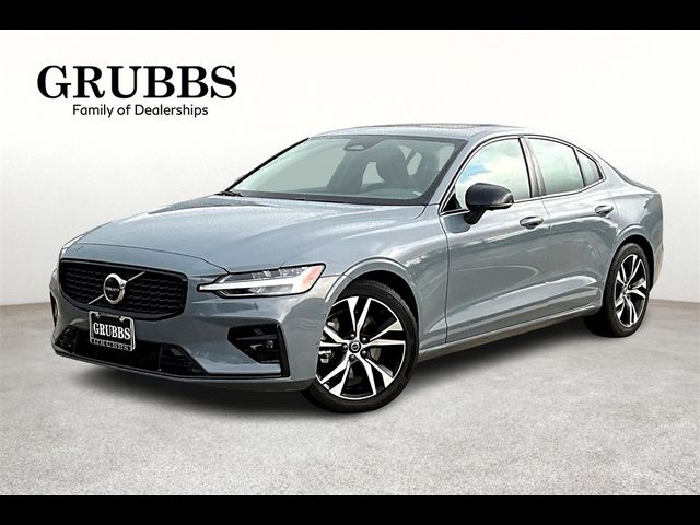 2024 Volvo S60 Plus Dark Theme