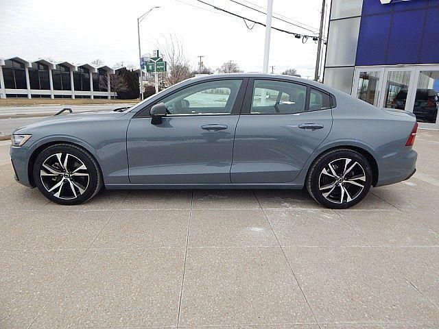 2024 Volvo S60 Plus Dark Theme