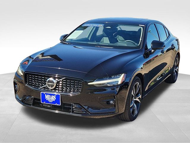 2024 Volvo S60 Plus Dark Theme