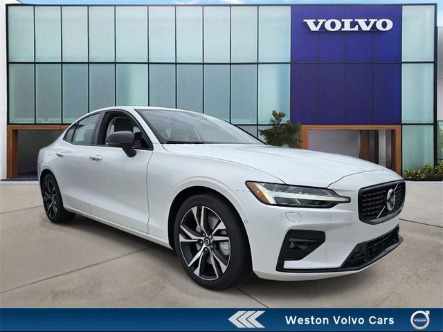 2024 Volvo S60 Plus Dark Theme