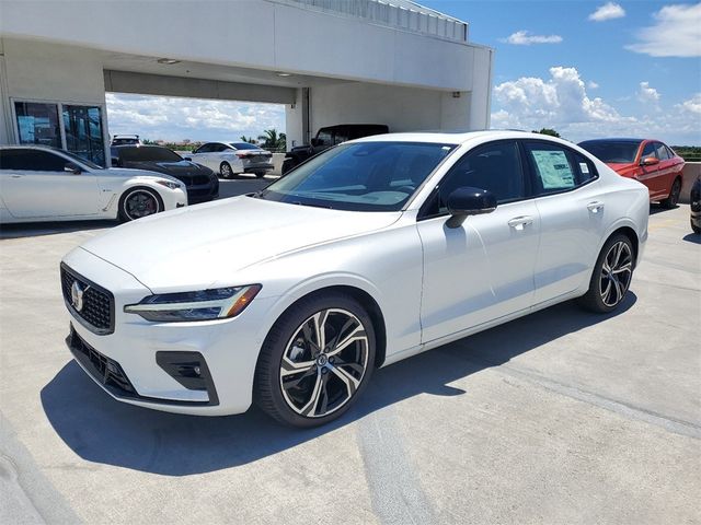 2024 Volvo S60 Plus Dark Theme