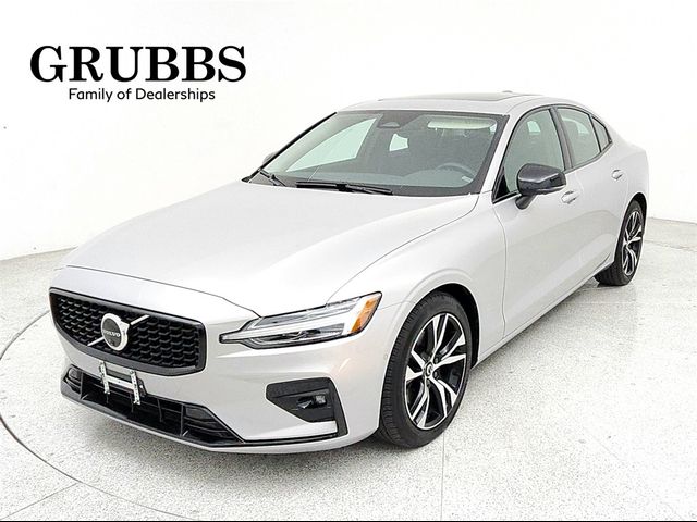 2024 Volvo S60 Plus Dark Theme