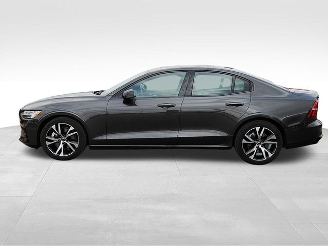 2024 Volvo S60 Plus Dark Theme