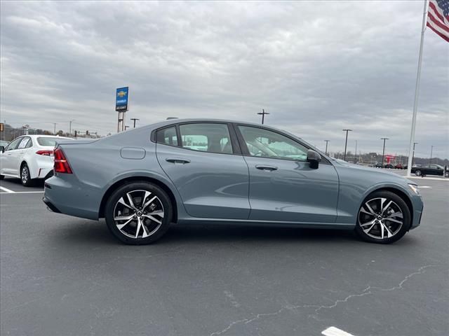 2024 Volvo S60 Plus Dark Theme