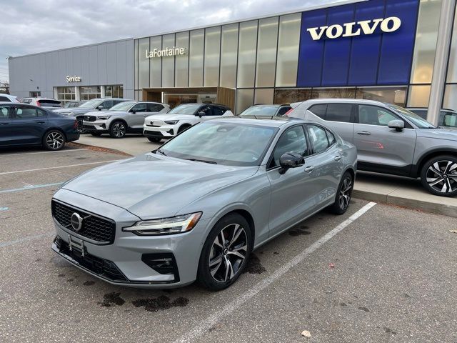 2024 Volvo S60 Plus Dark Theme