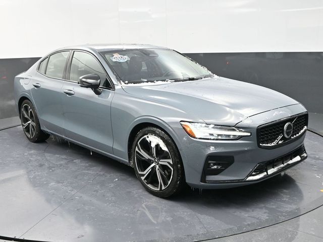 2024 Volvo S60 Plus Dark Theme