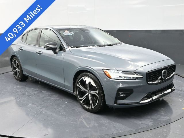 2024 Volvo S60 Plus Dark Theme