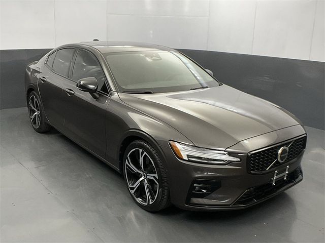 2024 Volvo S60 Plus Dark Theme