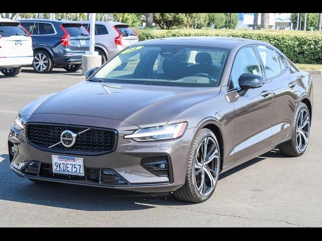 2024 Volvo S60 Plus Dark Theme