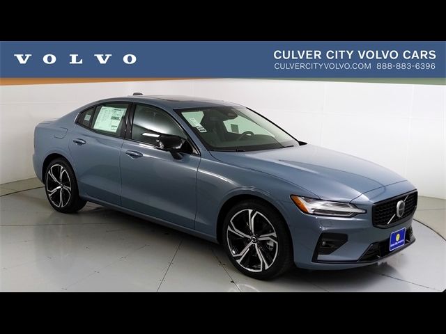 2024 Volvo S60 Plus Dark Theme