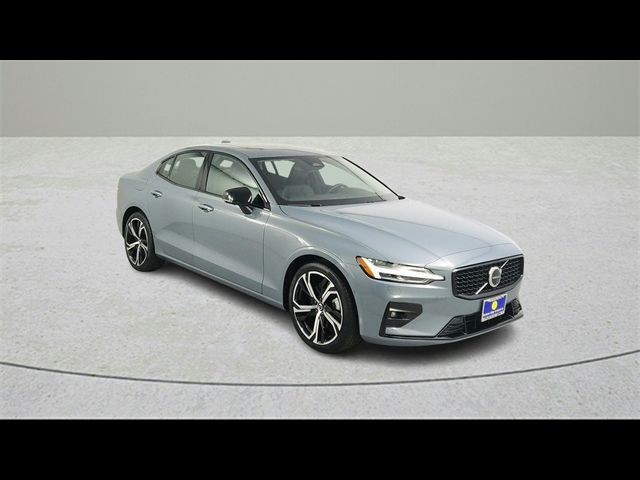 2024 Volvo S60 Plus Dark Theme