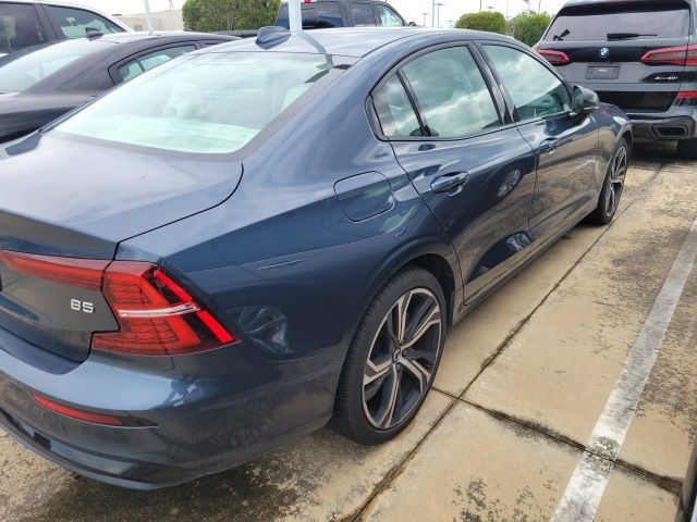 2024 Volvo S60 Plus Dark Theme