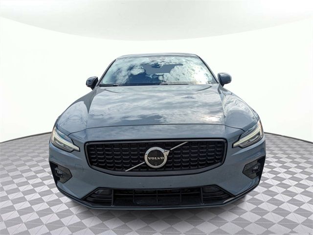 2024 Volvo S60 Plus Dark Theme